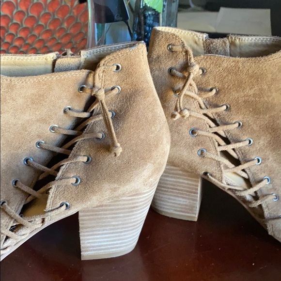 Shoes - Picture 6 of 9